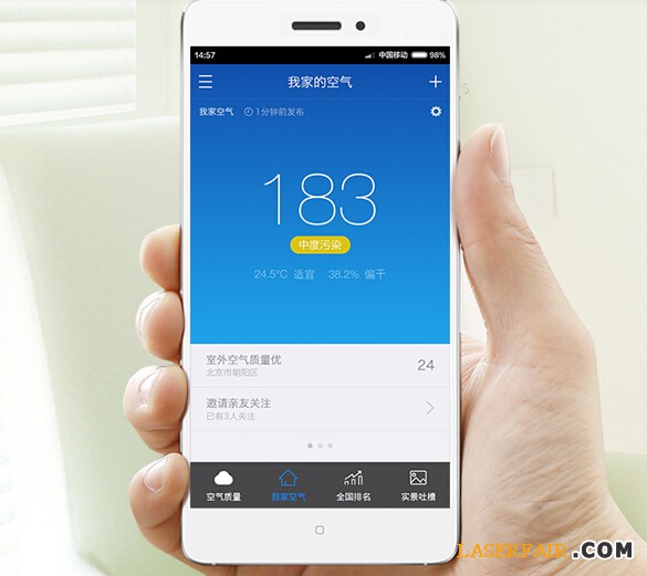 近來，360也推出了自己的空氣檢測設(shè)備，通過激光的方式檢測PM2.5顆粒。據(jù)悉極光可分辨比PM2.5小8倍的微小粒子，幫你看見霧霾，而普通凈化器所用的紅外光傳感器只能分辨比PM2.5大4倍以上的沙塵（PM10）。而這款設(shè)備采用激光器、300納米精度，獨有顆粒技術(shù)算法和標定工藝，將萬元工業(yè)檢測設(shè)備的原理專為民用。