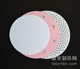 圖2：三個砂碟展示了其演化過程：從沒有孔到10mm直徑的孔， 再到更高密度的1.5mm的孔。(圖片來自：Norton|Saint-Gobain)
