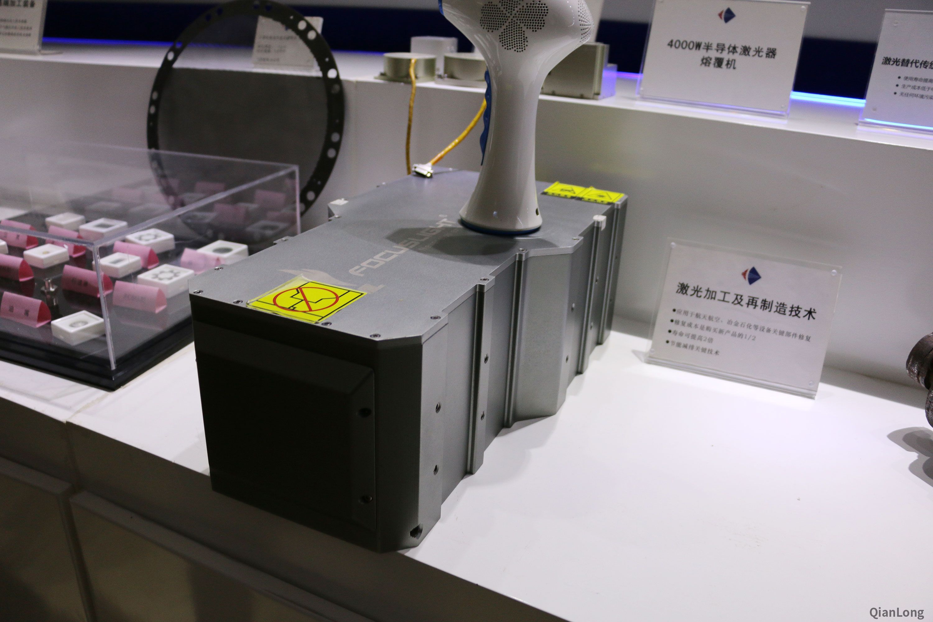08.在西安光電所科技成果展示中心內(nèi)展出的激光熔覆設(shè)備，即4000w半導(dǎo)體激光熔覆機(jī)。（千龍網(wǎng)軍事頻道記者 馬群 攝）