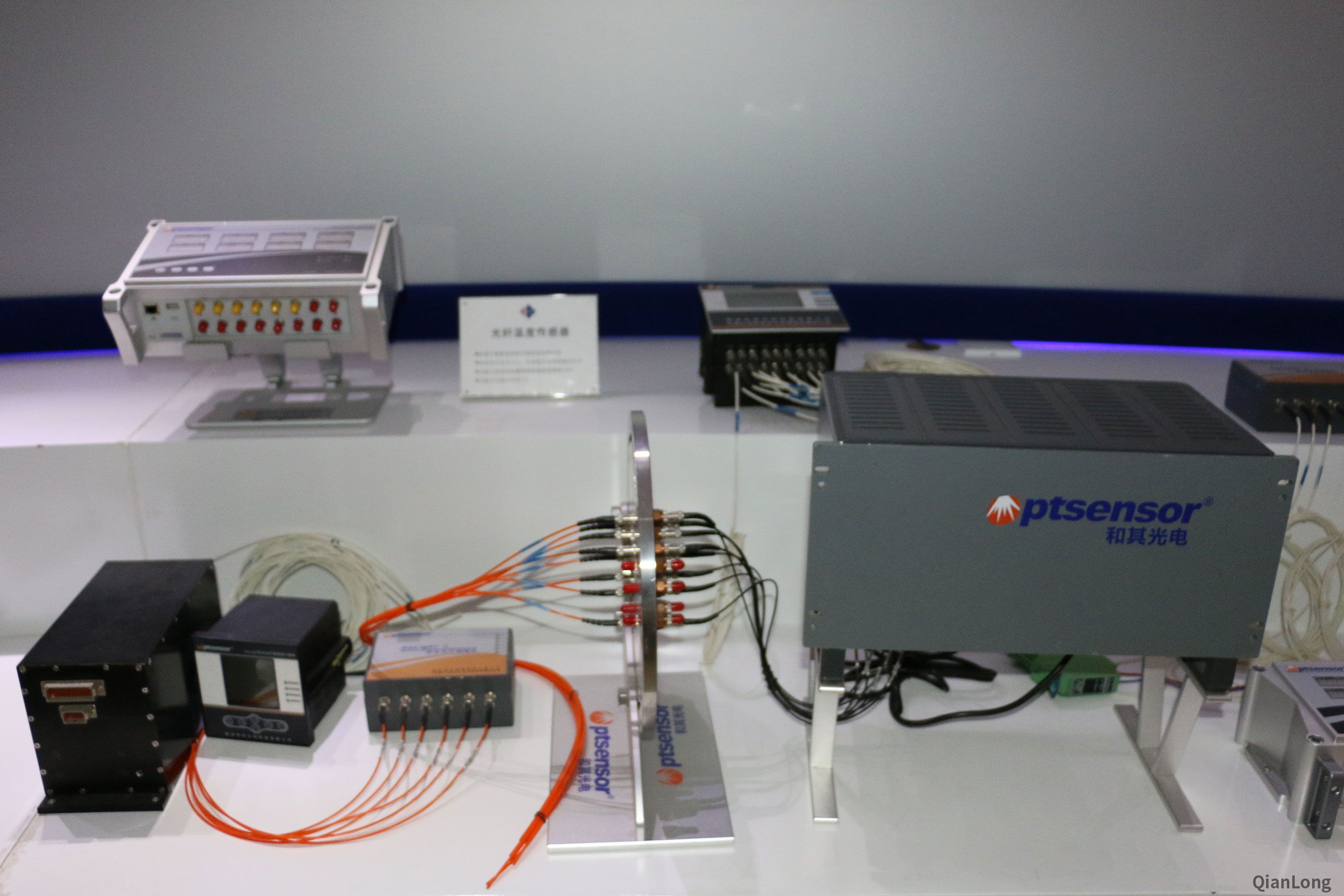11.在西安光電所科技成果展示中心內(nèi)展出的光線(xiàn)溫度傳感器。（千龍網(wǎng)軍事頻道記者 馬群 攝）