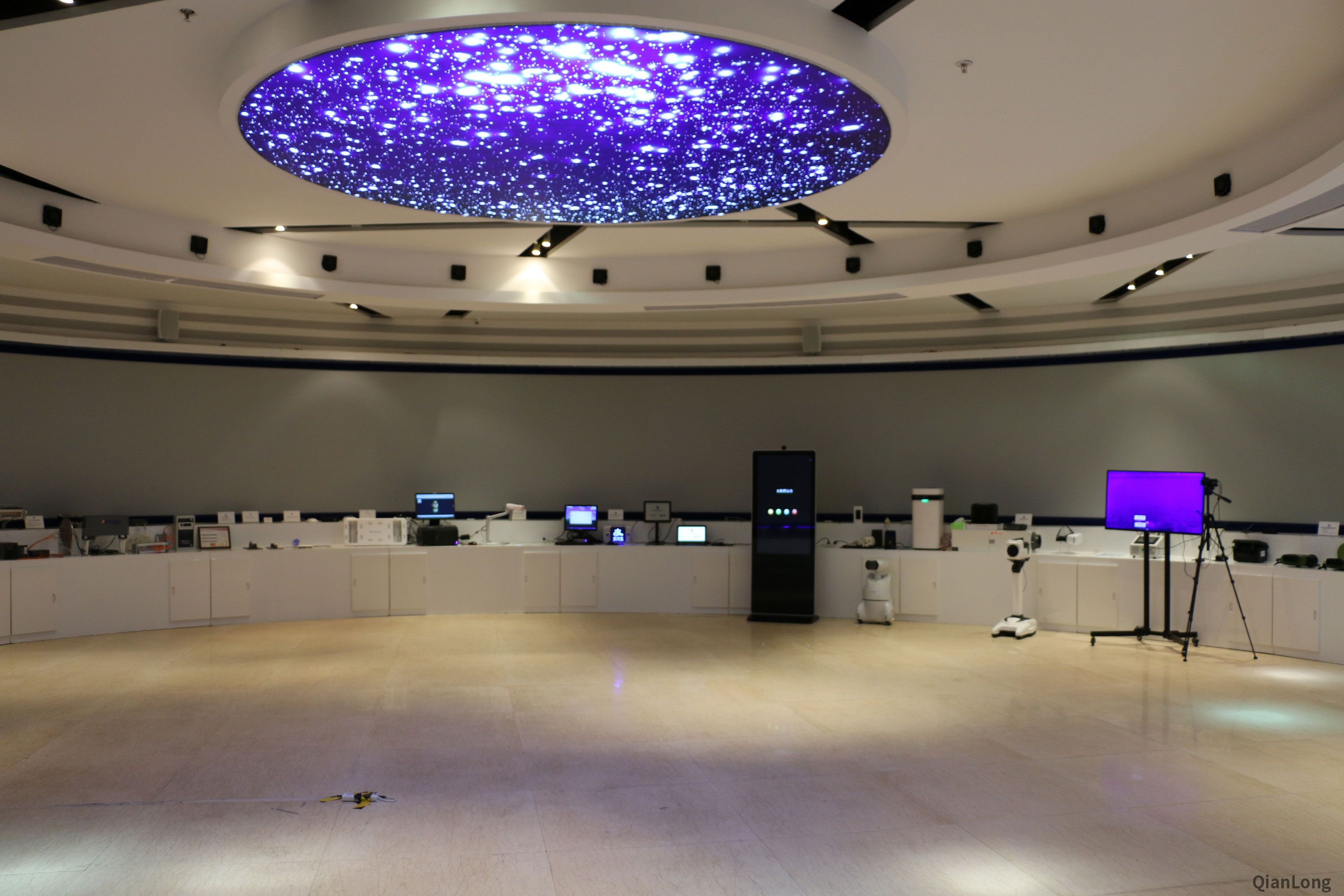 03.西安光電所科技成果展示中心內(nèi)部陳列了多種展品，涉及到了軍用和民用兩大方面，并且有多種成果轉(zhuǎn)化成踐行軍民融合的排頭兵。（千龍網(wǎng)軍事頻道記者 馬群 攝）
