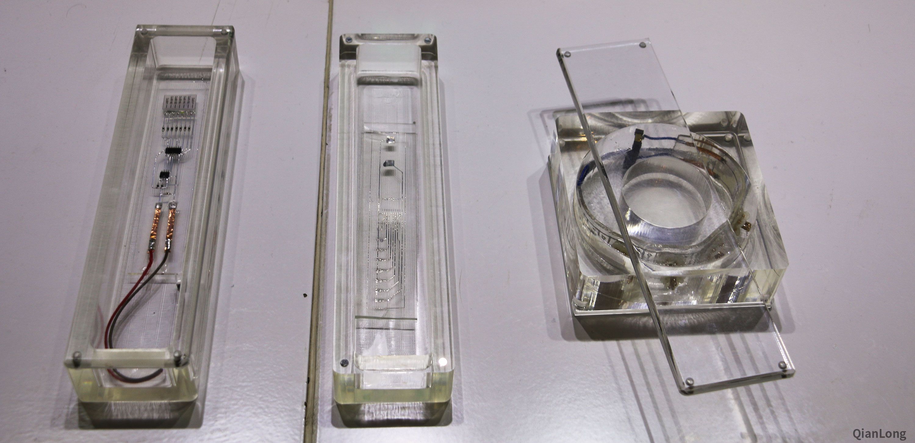 23.在西安光電所科技成果展示中心內(nèi)展出的液態(tài)金屬電子增彩制造的樣品。西安光電所獨(dú)創(chuàng)的液態(tài)金屬電子增彩技術(shù)，目前已實(shí)現(xiàn)液態(tài)金屬打印雷達(dá)波天線(xiàn)，并可融入飛機(jī)機(jī)翼或人類(lèi)皮膚表面。（千龍網(wǎng)軍事頻道記者 馬群 攝）