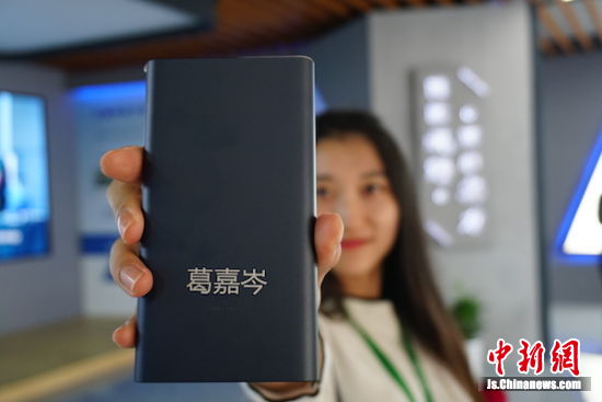 激光打印機將人名打印在了充電寶上，個性十足。