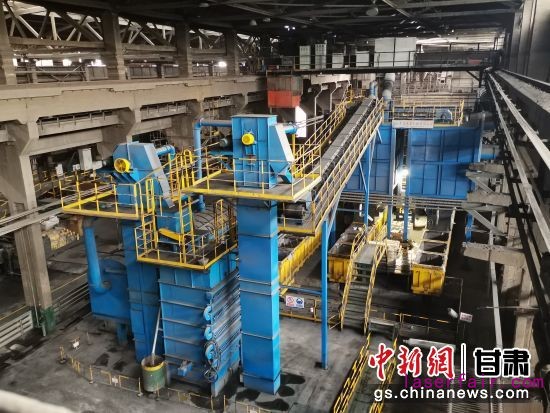 圖為酒鋼集團西部重工公司消失模生產(chǎn)線。 白海濤 攝
