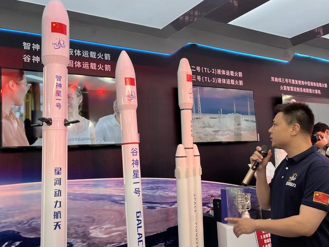 “谷神星一號(hào)”固體運(yùn)載火箭和“智神星一號(hào)”可重復(fù)使用的液體運(yùn)載火箭模型吸引了大家的關(guān)注。宋婧 攝