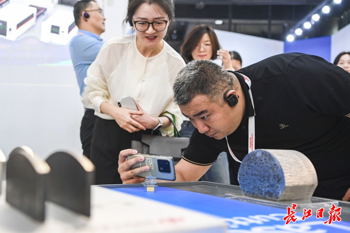 “總編輯看光谷”采訪調(diào)研活動(dòng)走進(jìn)華工科技。長(zhǎng)江日?qǐng)?bào)記者高勇 攝