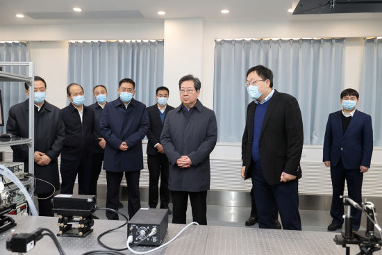 　11月14日，省委書記樓陽生到鄭州大學(xué)物理學(xué)院調(diào)研激光領(lǐng)域儀器設(shè)備研發(fā)應(yīng)用情況。(記者 董亮 蔡迅翔 攝)