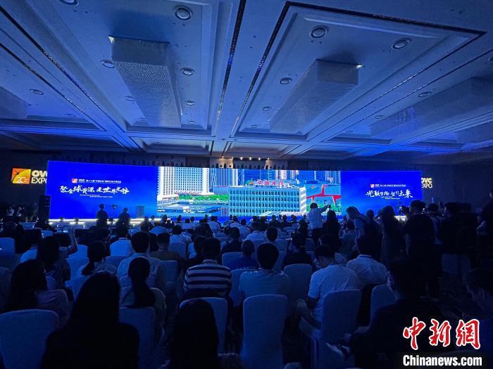 圖為光博會開幕式現(xiàn)場?！⊥鯄翩?攝