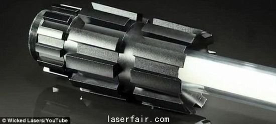 這款激光劍價格不菲，高達400美元，其中劍柄100美元，Spyder 3激光器300美元