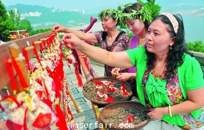 在屈原故鄉(xiāng)宜昌秭歸縣，居民用艾葉、花椒和丁香等制作香囊。