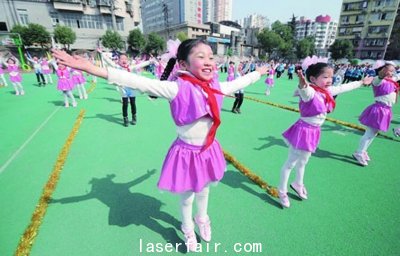 黃石市第八屆校園文化藝術(shù)節(jié)上孩子們在表演舞蹈。