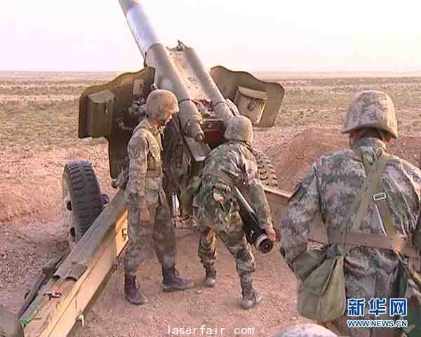 原文配圖： 各司其職，炮手一發(fā)實彈裝填。呂海金 攝