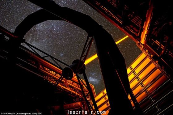 智利歐洲南方天文臺(tái)帕拉納爾天文臺(tái)操作的這個(gè)新PARLA激光器。從圖上可以看到，7瓦特激光器發(fā)出的橙黃色光束從甚大望遠(yuǎn)鏡的望遠(yuǎn)鏡4的穹隆結(jié)構(gòu)射向高空。在背景圖上還能看到大麥哲倫云