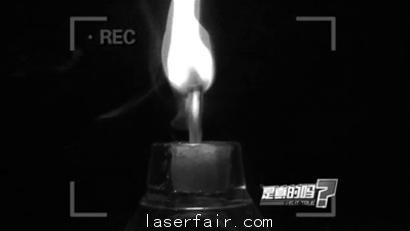 激光筆是生活中常用的物品，很多老師和導(dǎo)游都會(huì)用激光筆來做指引作用的小工具，但網(wǎng)絡(luò)傳言說用激光筆15秒能夠點(diǎn)燃火柴，這個(gè)傳言是否是真實(shí)的呢，記者準(zhǔn)備了兩個(gè)激光筆進(jìn)行現(xiàn)場試驗(yàn)。