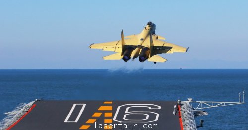 殲-15戰(zhàn)機(jī)自遼寧艦甲板滑躍起飛，相信未來國產(chǎn)航母將采用彈射器