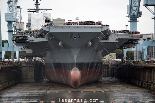 資料圖：美國(guó)海軍“福特”號(hào)航母在船塢放水。
