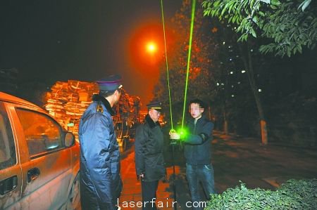 1月10日晚，經(jīng)過沙區(qū)市政行政執(zhí)法支隊(duì)3位隊(duì)員的勸解，賣激光手電筒的攤主離開。
