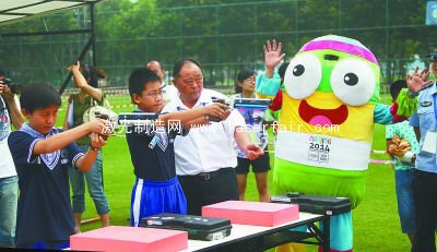 青奧會現(xiàn)代五項體育啟蒙活動演練現(xiàn)場。本報記者  馮芃攝