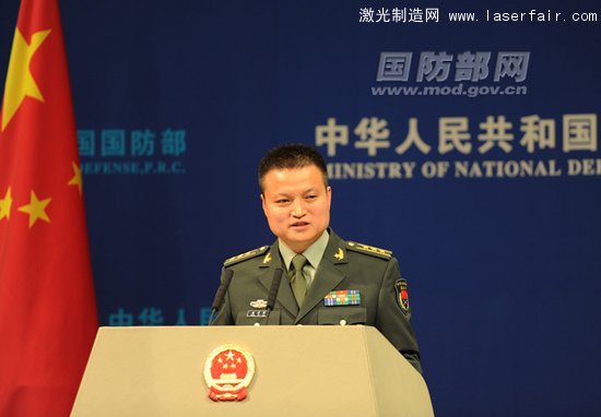 國防部新聞事務(wù)局副局長、國防部新聞發(fā)言人楊宇軍上校答記者問 周琳攝