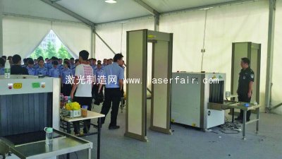 實(shí)訓(xùn)安檢大棚里，五十多個安檢經(jīng)理正在接受培訓(xùn)。 邢媛媛 攝