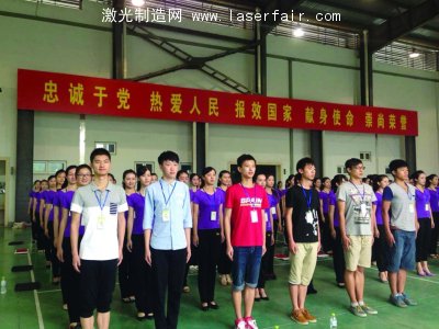 帥小伙將擔(dān)任禮儀先生。宋嶠 攝