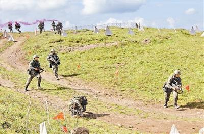 激光交戰(zhàn)！成都軍區(qū)某團高原紅藍對抗演練(圖)