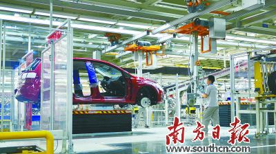 一汽大眾佛山工廠在某些鋼板連接處應(yīng)用拉鏈?zhǔn)降募す夂附庸に嚕诤虾髢叭皇且徽麎K鋼板。盧奕誠(chéng)
