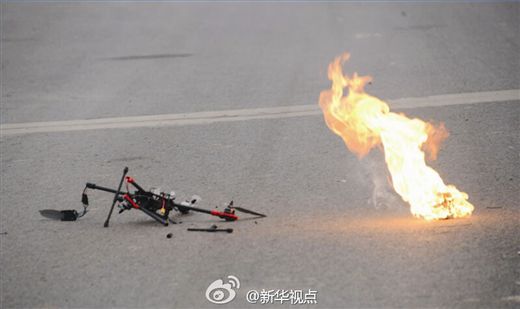 “低空衛(wèi)士”演示中燒毀的小型飛行器。