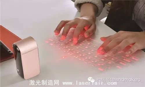 移動辦公領(lǐng)域，手機和平板以其極佳的便攜性正在逐步取代笨重的PC，然而在某些人眼中，觸控的輸入方式依舊沒有傳統(tǒng)鍵盤用得舒服，因此采用鐳射激光的鍵盤就很有存在的必要啦！